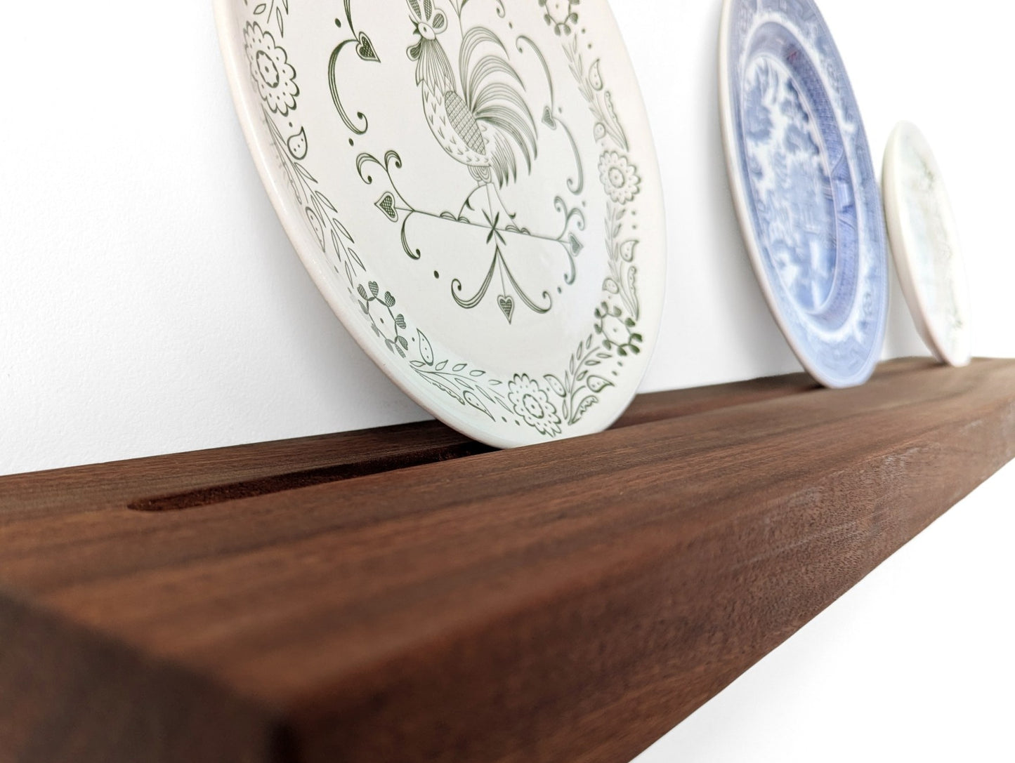 Close up photo of the groove in the grooved plate shelf.