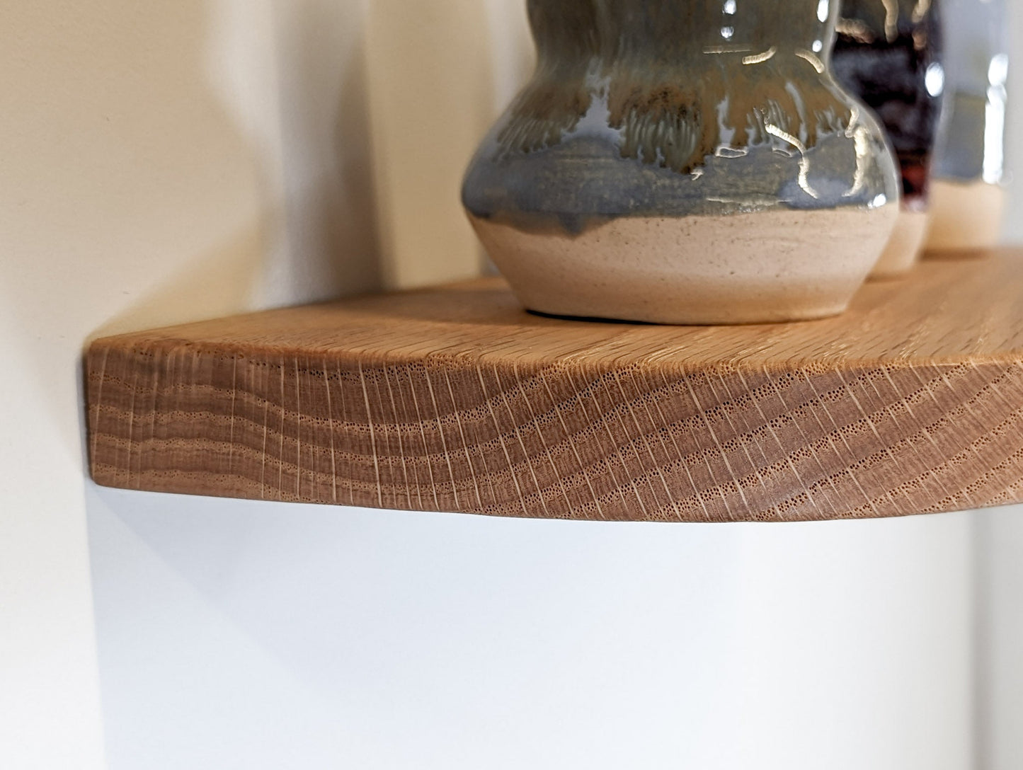 Side view of the edge of the oak floating shelf